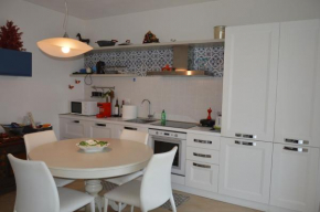Salice ottimo trilocale con terrazza pranzabile